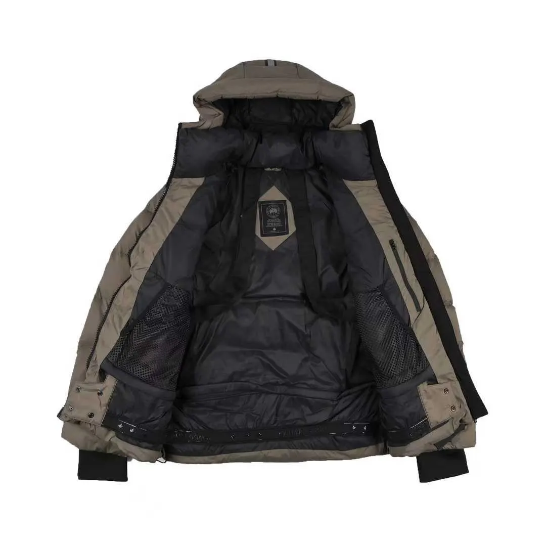 P800 Canada Goose Black Label Down Jacket The goose black label down jacket is a must-have in the outerwear world! The latest designer styles! The goose down jacket has always been a popular element of fashion and is loved by experts from all walks of life! Fashionable hooded cut, high-end customer-supplied fine goose down, high resilience, smooth zipper, strong and firm. Pockets on both sides can store small items, free your hands, and you can go out without worries. It can also meet the need of putting your hands in your pockets👏👏Produced by Big Goose, it can be used as a group uniform by many celebrities. This down jacket uses a double-layer anti-down lining design, which has strong windproof performance and will be very warm in winter! New standard 90% goose down filling, high fluffiness, windproof hooded design. When walking outdoors, pull the collar to the highest position, put your hands in the pockets and it will be very warm. It can be easily controlled by all body types! The interior is equipped with an elastic snow skirt design for better wrapping. The simple and neat style design highlights the masculine temperament. The impeccable style is classic and never goes out of style. It is warm and practical, and it is versatile! You can enter with your eyes closed! Size S-XXL